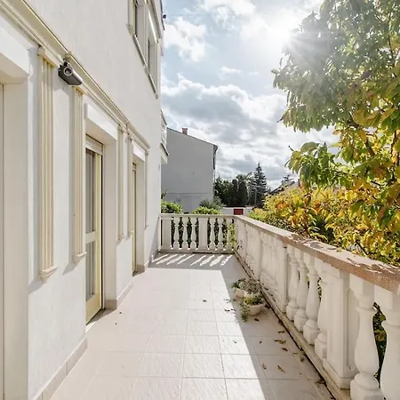 Lovely Flat With Large Terrace Appartamento *