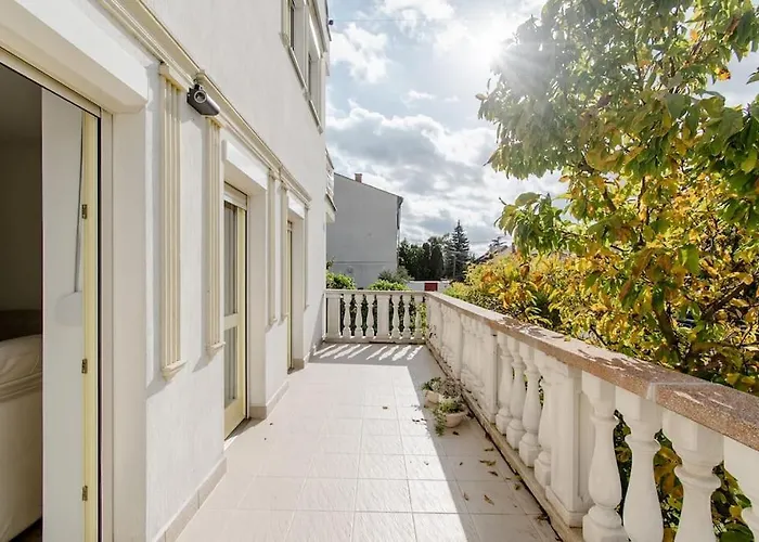 Lovely Flat With Large Terrace דירה *